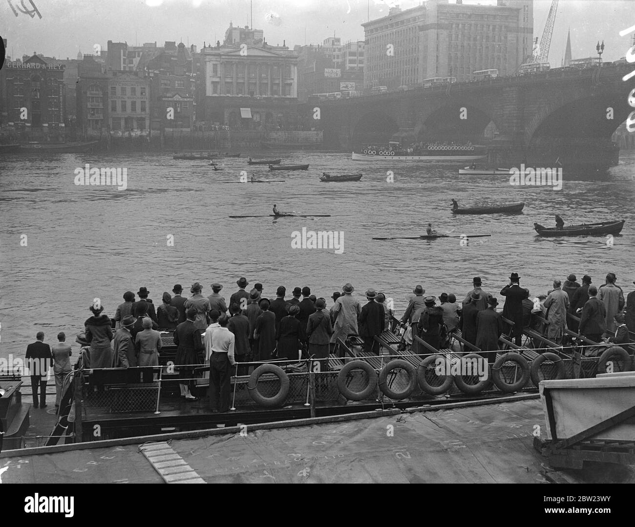 Der Start des Rennens von London Bridge aus, des 223. Jährlichen Skulling-Rennens, der Doggett's Coat and Badge, das über eine 4 Meilen lange Strecke von London Bridge zur Chelsea Bridge stattfindet. Der Wettbewerb wurde 1715 von Thomas Doggett gestartet, der den Preis anbot, um den Beitritt von König George I zu gedenken.der Sieger des Rennens erhält einen roten Mantel mit einem silbernen Abzeichen auf dem linken Arm. 23 Juli 1937. Stockfoto