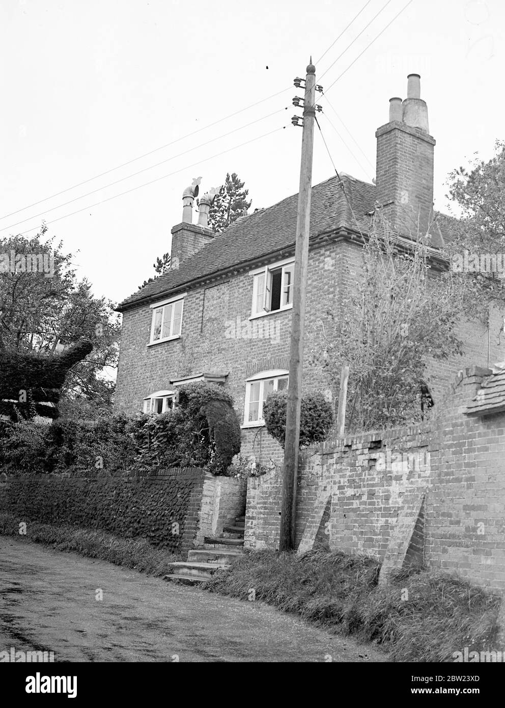 Aus dem Luxus eines palastartigen Schlosses mit 60 Zimmern im österreichischen Tirol, wurden Graf Lesven Zeppelin, 42-jähriger Neffe des deutschen Luftschiffdesigners, und seine schöne englische Frau gezwungen, das Heiligtum eines verfallenen fünfzimmerigen Häuschens im Süden Warnborough, nahe Basingstoke, Hampshire, zu suchen. Der Graf verlor sein Vermögen, nachdem Hitler Österreich annektierte. Die Gräfin, die vor neun Jahren den Grafen heiratete, kocht nun selbst. Graf Lesvan Zeppelin hat vor 14 Jahren eine Entdeckungsreise im bolivianischen Dschungel unternommen. Foto zeigt: Das 5-Zimmer-Häuschen, das heute die Heimat von Graf und Gräfin von Z ist Stockfoto