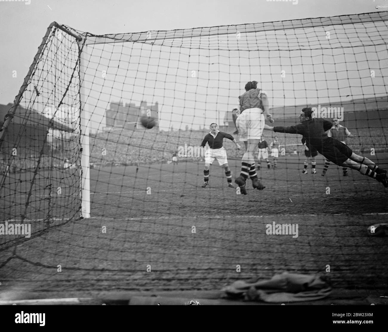 Chelsea traf Arsenal in der ersten Division London darby an der Stamford Bridge. Foto zeigt: Swindin, der Arsenal-Torhüter, schleudert sich über das Tor, um Chelseas zweites Tor zu retten, das Hanson erzielte. 15. Oktober 1938 Stockfoto