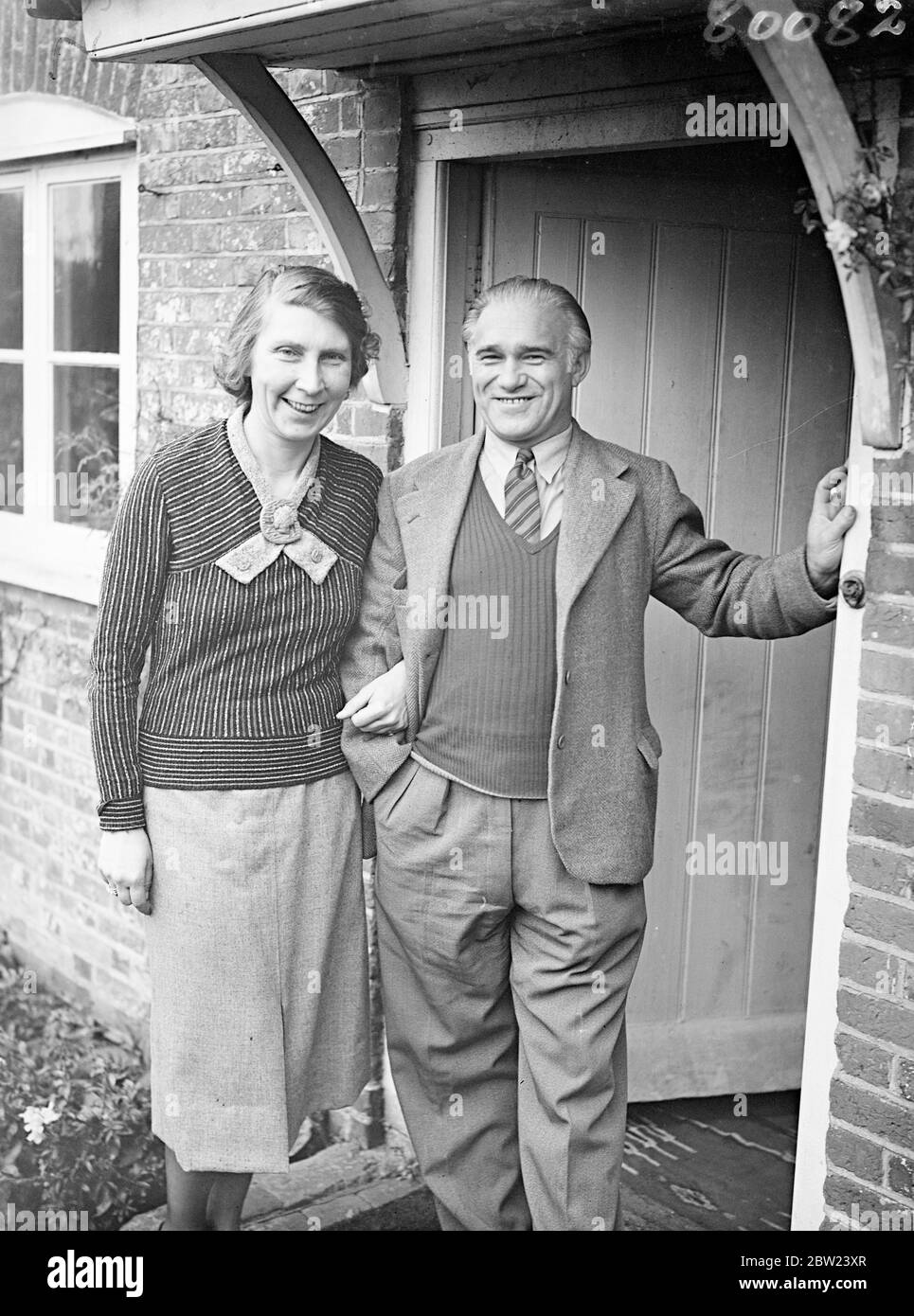 Aus dem Luxus eines palastartigen Schlosses mit 60 Zimmern im österreichischen Tirol, wurden Graf Lesven Zeppelin, 42-jähriger Neffe des deutschen Luftschiffdesigners, und seine schöne englische Frau gezwungen, das Heiligtum eines verfallenen fünfzimmerigen Häuschens im Süden Warnborough, nahe Basingstoke, Hampshire, zu suchen. Der Graf verlor sein Vermögen, nachdem Hitler Österreich annektierte. Die Gräfin, die vor neun Jahren den Grafen heiratete, kocht nun selbst. Graf Lesvan Zeppelin hat vor 14 Jahren eine Entdeckungsreise im bolivianischen Dschungel unternommen. Foto zeigt: Die Gräfin und Graf Lesven Zeppelin vor ihrem Häuschen. 16 Okt Stockfoto