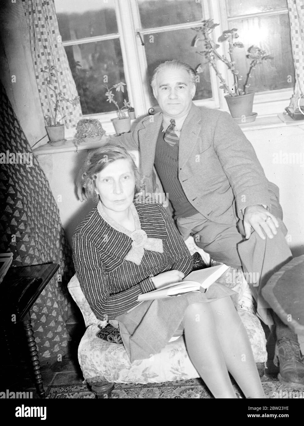 Aus dem Luxus eines palastartigen Schlosses mit 60 Zimmern im österreichischen Tirol, wurden Graf Lesven Zeppelin, 42-jähriger Neffe des deutschen Luftschiffdesigners, und seine schöne englische Frau gezwungen, das Heiligtum eines verfallenen fünfzimmerigen Häuschens im Süden Warnborough, nahe Basingstoke, Hampshire, zu suchen. Der Graf verlor sein Vermögen, nachdem Hitler Österreich annektierte. Die Gräfin, die vor neun Jahren den Grafen heiratete, kocht nun selbst. Graf Lesvan Zeppelin hat vor 14 Jahren eine Entdeckungsreise im bolivianischen Dschungel unternommen. Foto zeigt: Die Gräfin und Graf Lesven Zeppelin vor ihrem Häuschen. 16 Okt Stockfoto