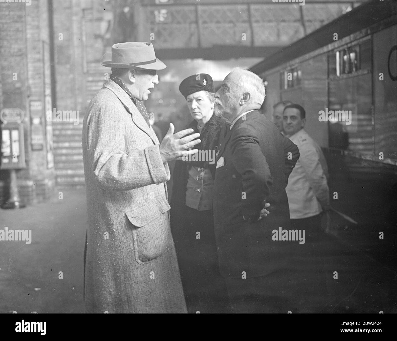 Die Teilnehmer der Konferenz der International Hotel Alliance verließen King's Cross Station, London, nach Edinburgh, wo die Konferenz stattfindet. 60 Hoteliers aus 18 Ländern nehmen an der Konferenz Teil. Foto zeigt: Sir Francis Towle von England (links) im Gespräch mit Signor Camponia von Rom am King's Cross. 17. Oktober 1938 Stockfoto