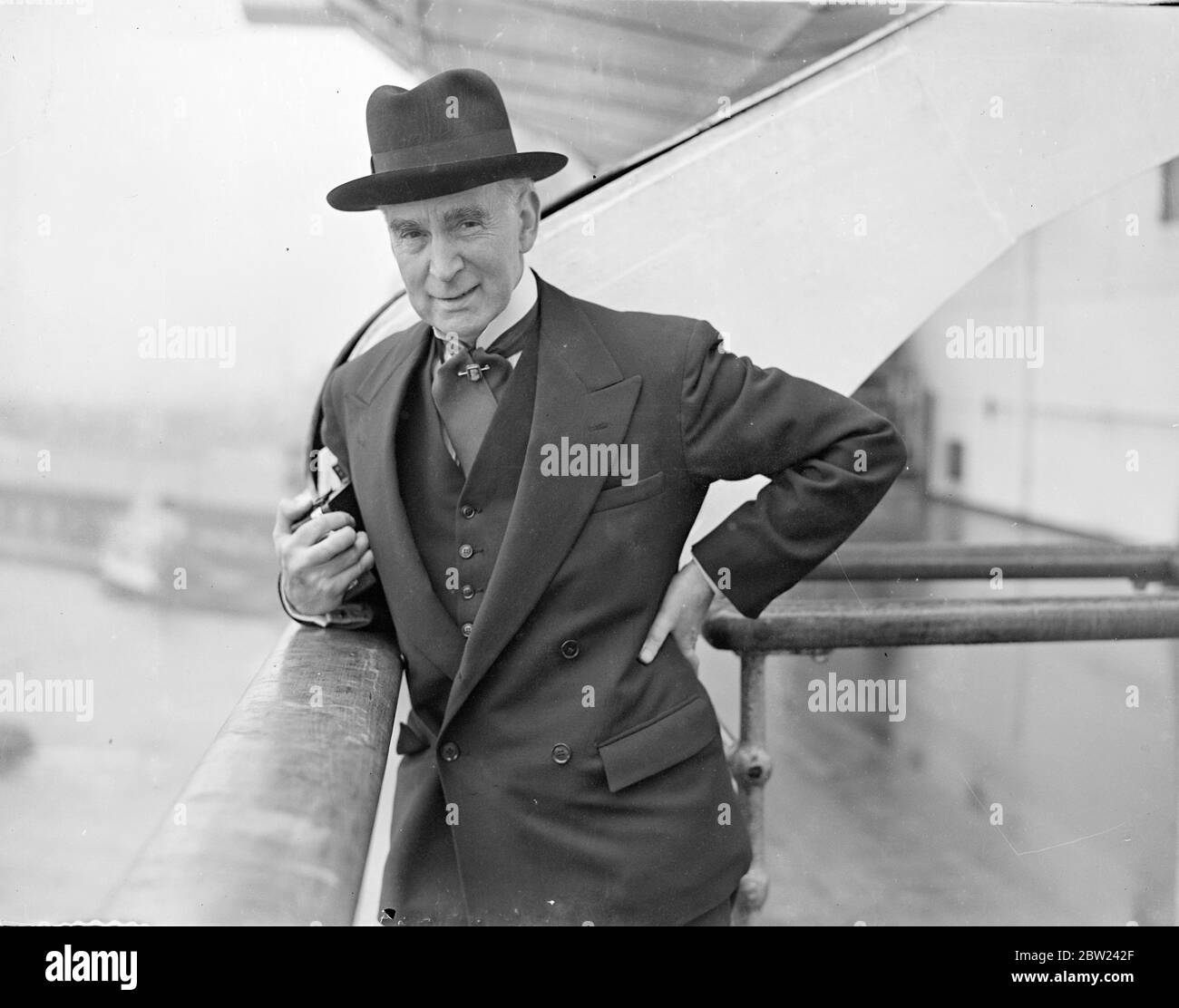 Frank Salisbury und seine Frau reisen nach Amerika. Frank O Salisbury, der Maler, verließ mit seiner Frau den Bahnhof Waterloo mit dem Bootszug "Queen Mary". Foto zeigt Herrn Salisbury auf dem Deck der Königin Mary. 13. Oktober 1938 Stockfoto