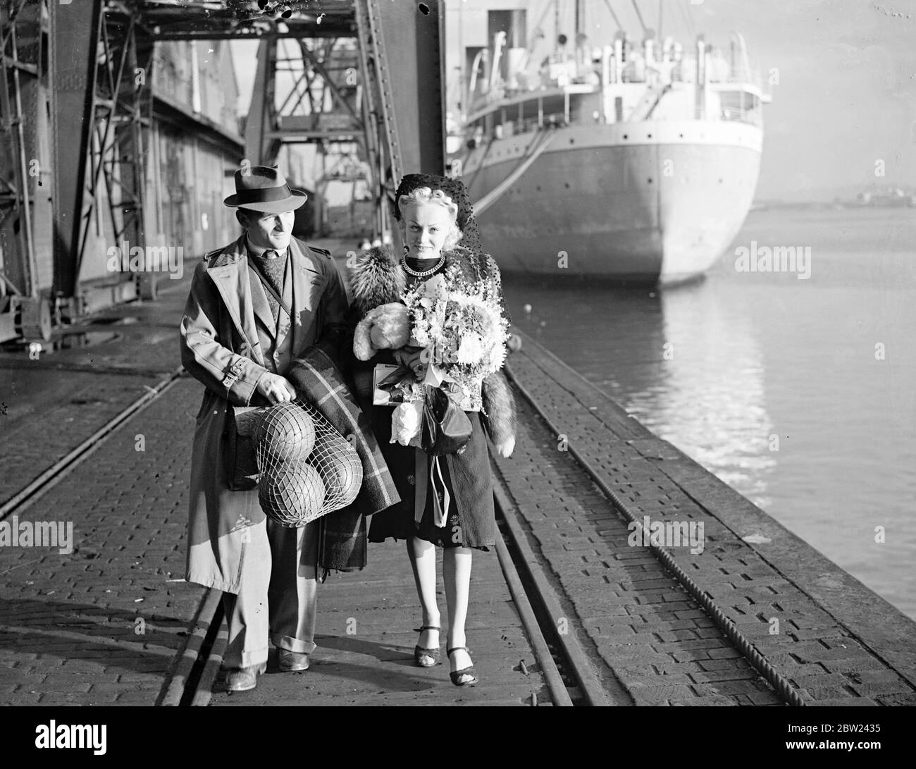 Matthe, der Jongleur, und seine Frau, gut beladen mit Requisiten, als sie nach einer neunwöchigen Afrikareise nach Southampton auf dem Dunnottar Castle kamen. Im Gepäck waren auch ein gefüllter Affe und ein Blumenstrauß. 17. Oktober 1938 Stockfoto