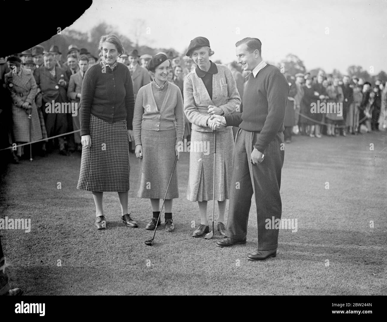 Henry Cotton, zweifacher Champion der British Open und einer der weltweit führenden Profis, stellt sich in einem einzigartigen Wettbewerb auf dem Maylands Course in Romford, Essex, gegen drei Golferinnen, die darunter acht Mal die britische Frauenmeisterschaft gewonnen haben. Das Spiel war über 18 Löcher, Cotton spielte den besten Ball von Joyce Wethered, Lady Heathcoat-Amory, Miss Enid Wilson, und Mme Rene Lacoste und, Französisch Meister acht Mal, die als Simone de la Chaume, gewann den britischen Titel im Jahr 1927. Die Frauen spielten mit Cotton auf gleicher Höhe und erhielten keinen Vorteil, selbst wenn sie vom gleichen Gewirk fuhren Stockfoto
