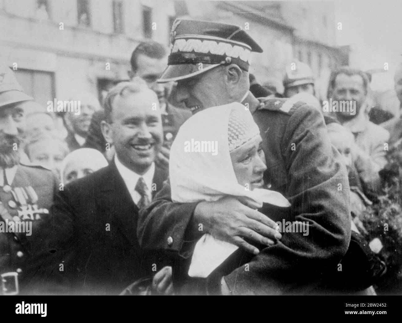 General bortnowski von der polnischen Armee umrundete eine polnische Bäuerin, die ihn mit Freudentränen begrüßte, als die polnischen Streitkräfte Teschen besetzten, das Gebiet, das die Tschechoslowakei Polen unter Einhaltung eines Ultimatums überließ. Oktober 1938 Stockfoto