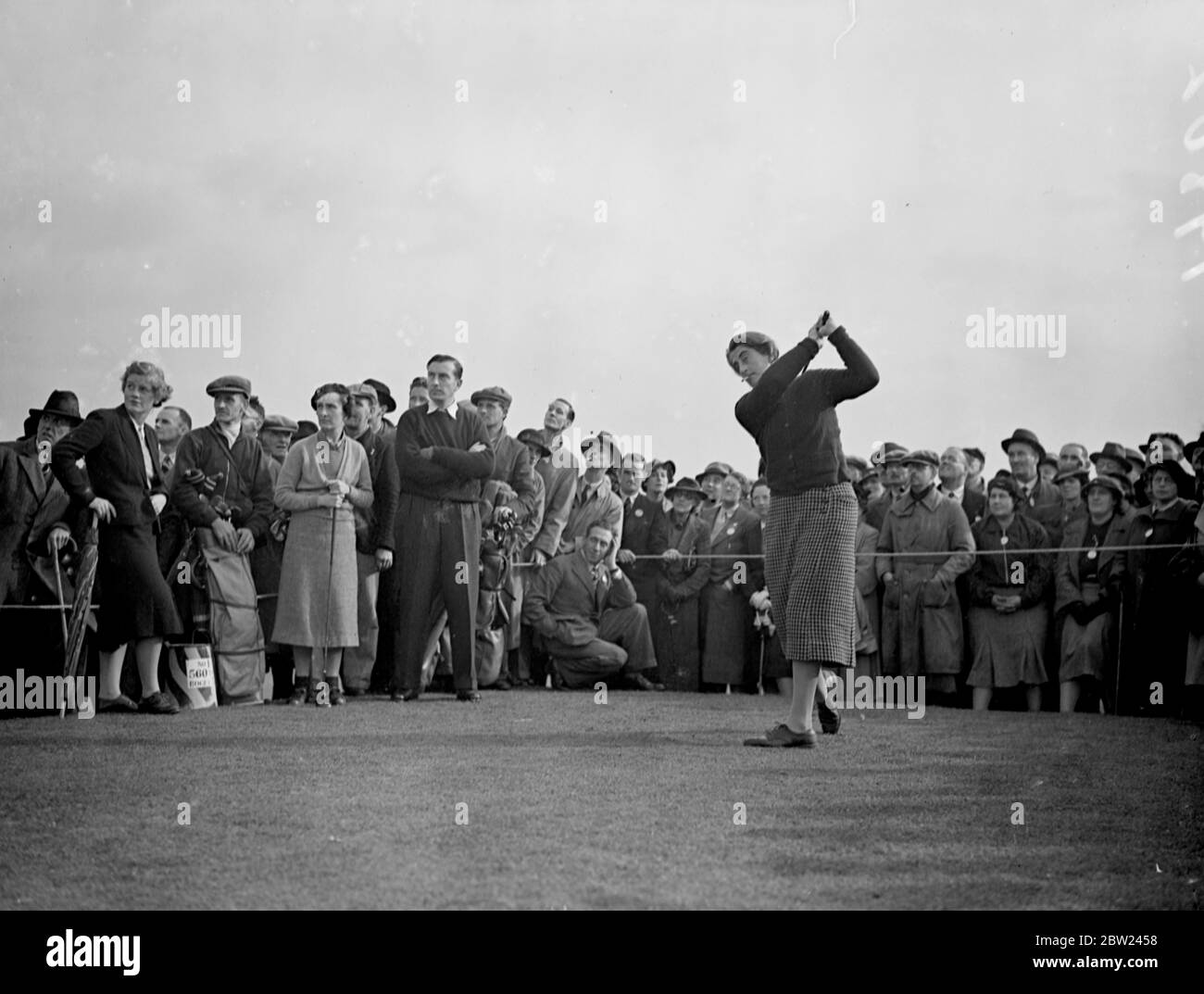 Henry Cotton, zweifacher Champion der British Open und einer der weltweit führenden Profis, stellt sich in einem einzigartigen Wettbewerb auf dem Maylands Course in Romford, Essex, gegen drei Golferinnen, die darunter acht Mal die britische Frauenmeisterschaft gewonnen haben. Das Spiel war über 18 Löcher, Cotton spielte den besten Ball von Joyce Wethered, Lady Heathcoat-Amory, Miss Enid Wilson, und Mme Rene Lacoste und, Französisch Meister acht Mal, die als Simone de la Chaume, gewann den britischen Titel im Jahr 1927. Die Frauen spielten mit Cotton auf gleicher Höhe und erhielten keinen Vorteil, selbst wenn sie vom gleichen Gewirk fuhren Stockfoto