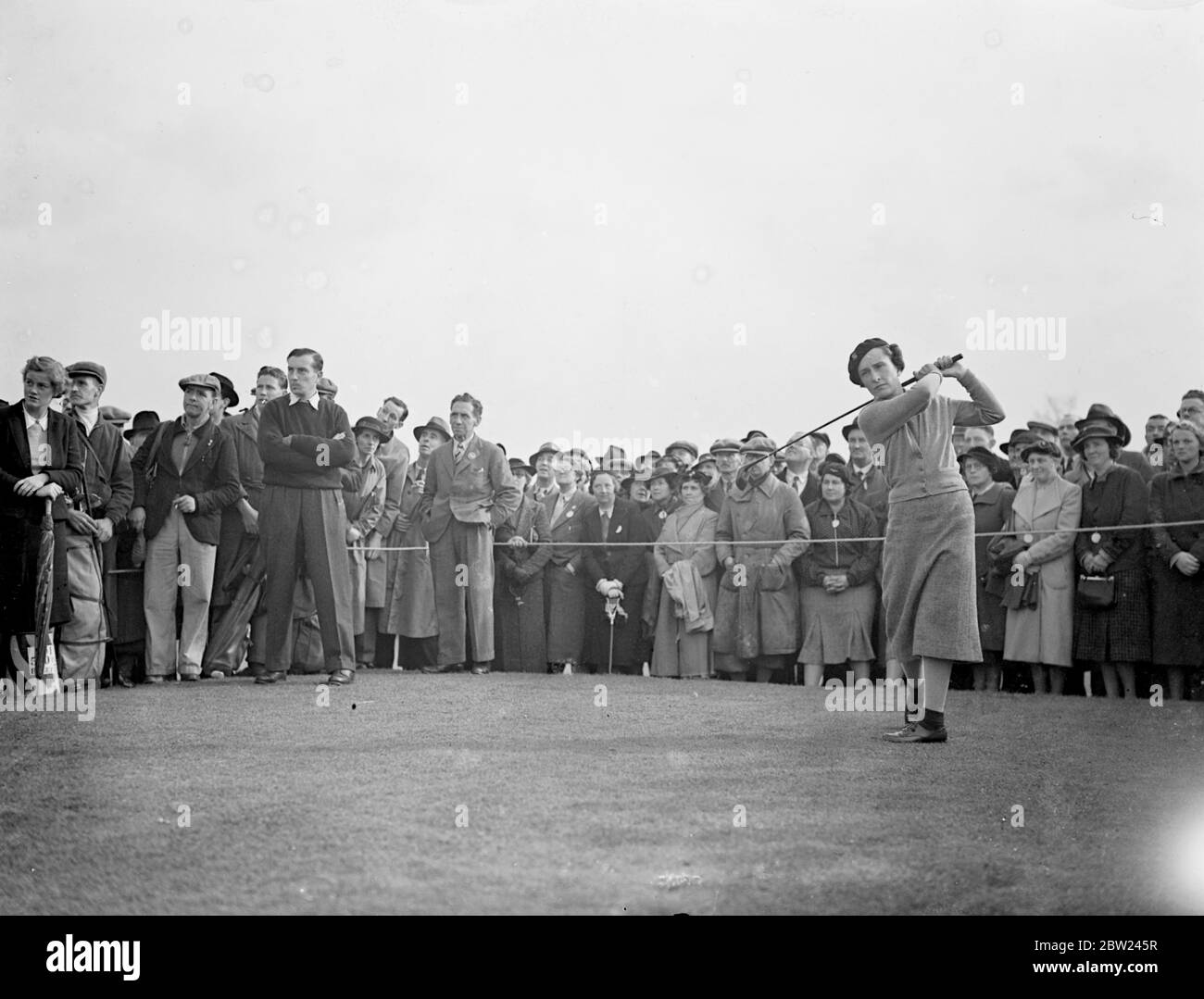 Henry Cotton, zweifacher Champion der British Open und einer der weltweit führenden Profis, stellt sich in einem einzigartigen Wettbewerb auf dem Maylands Course in Romford, Essex, gegen drei Golferinnen, die darunter acht Mal die britische Frauenmeisterschaft gewonnen haben. Das Spiel war über 18 Löcher, Cotton spielte den besten Ball von Joyce Wethered, Lady Heathcoat-Amory, Miss Enid Wilson, und Mme Rene Lacoste und, Französisch Meister acht Mal, die als Simone de la Chaume, gewann den britischen Titel im Jahr 1927. Die Frauen spielten mit Cotton auf gleicher Höhe und erhielten keinen Vorteil, selbst wenn sie vom gleichen Gewirk fuhren Stockfoto