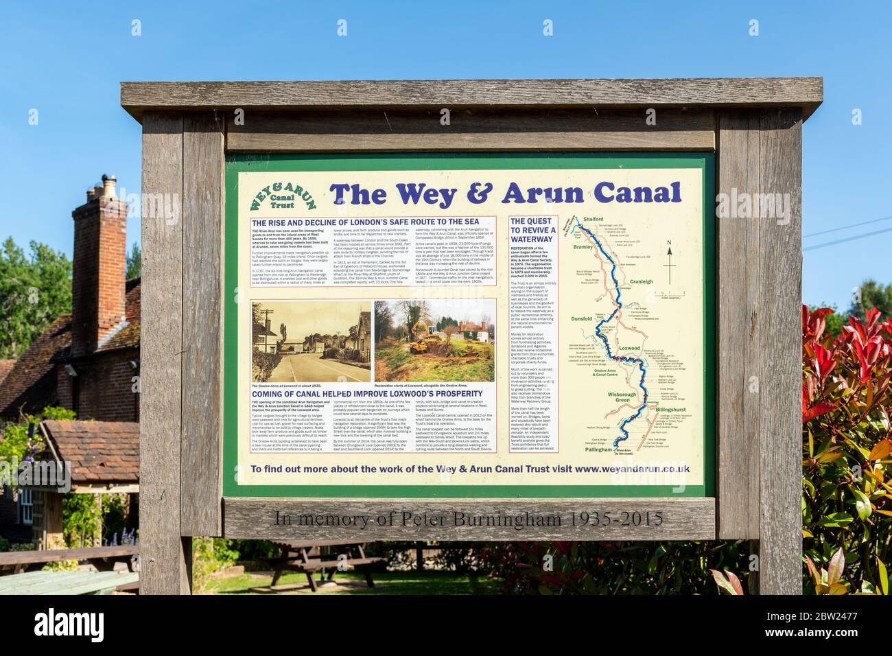 Wey und Arun Canal Informationstafel in Loxwood, West Sussex, Großbritannien. Das Wey & Arun ist ein teilweise restaurierter Kanal Stockfoto