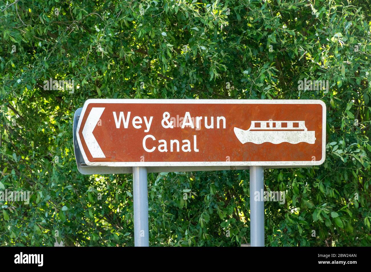 Wey und Arun Canal Schild in Loxwood, West Sussex, Großbritannien. Das Wey & Arun ist ein teilweise restaurierter Kanal Stockfoto