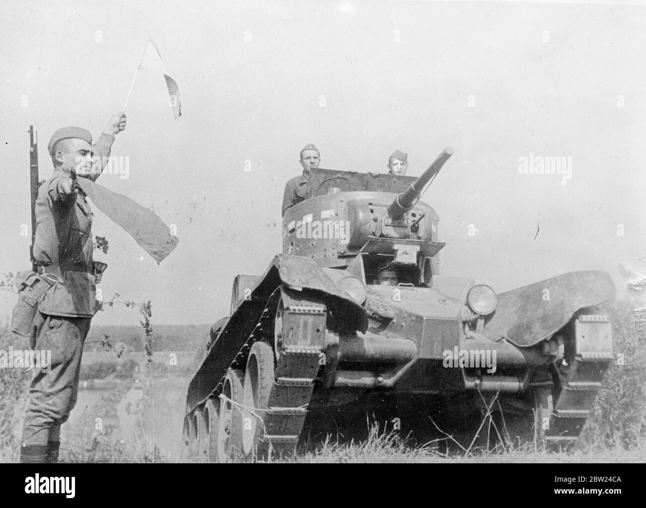 Erstes Bild der russischen militärischen Vorbereitung. Wie andere europäische Länder, die Sowjetunion, ist die Montage und Vorbereitung ihrer Kräfte für jede Notlage, die aus der Tschechoslowakischen Krise entstehen kann. Diese exklusiven Bilder von der ersten sowjetischen militärischen Vorbereitungen. Foto zeigt, ein sowjetischer Panzer auf dem Weg zu einer Position. 25. September 1938 Stockfoto