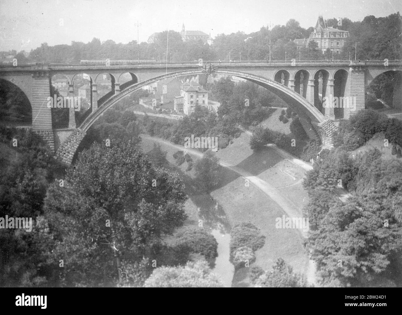 Die Brücke trennt oberen und unteren Teil der Stadt Luxemburg September 1938 Stockfoto