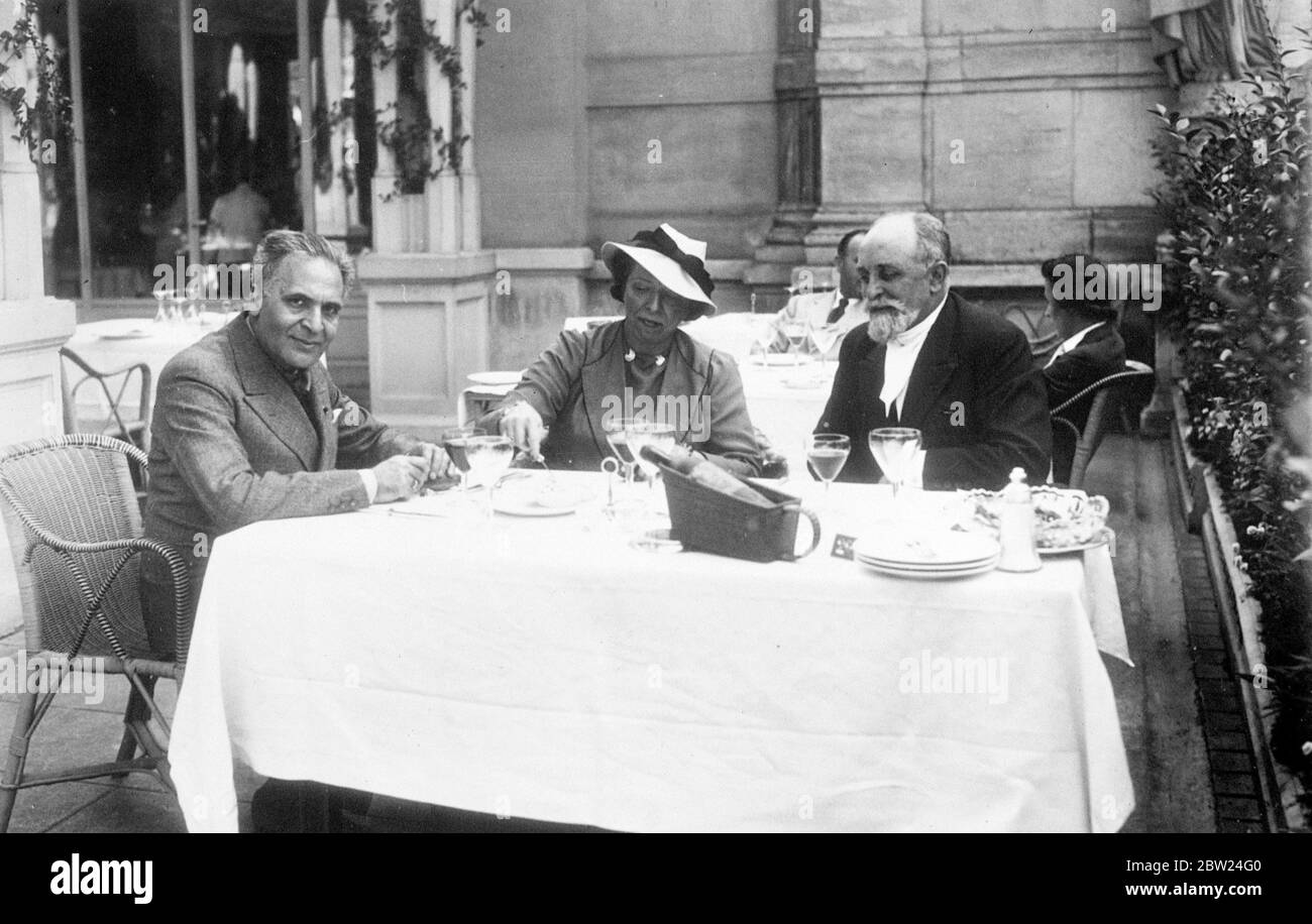 Herr Bruno Walter, ehemaliger Direktor des Salzburger Orchesters und der Wiener Staatsoper, dirigierte das Orchester im großen Casino Vichy in einem Konzert von Webber, Mozart, Strauss und Beethoven, um eine brillante musikalische Saison zu beenden. Foto zeigt: Herr Bruno Walter im Vichy Grand Casino Frau Ritter-Ciampi, die in Tales of Hoffman sang, und Herr Rene Chauvet, Direktor des Grand Casino. September 1938 Stockfoto