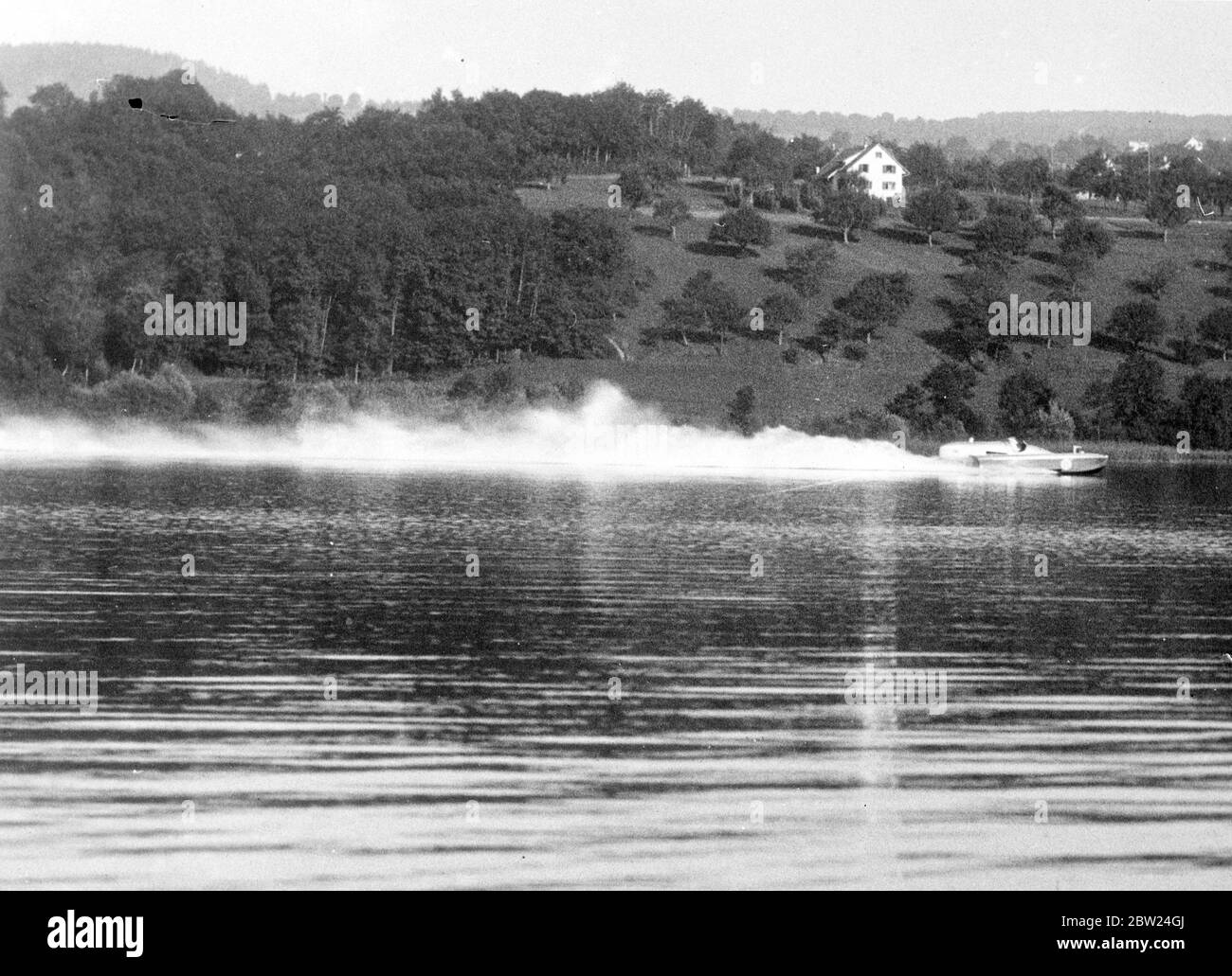 Sir Malcolm Campbell setzt neuen Weltrekord im Wasserlauf. Sir Malcolm Campbell stellte mit seinem Speedboot 'Bluebird' am Hallwiler See bei Luzern, Schweiz, einen neuen Geschwindigkeitsweltrekord auf, indem er die gemessene Meile mit einer Durchschnittsgeschwindigkeit für die beiden Läufe unserer 30.91 Meilen pro Stunde zurücklegte. Zuvor hielt er den Weltrekord mit 29.5 Meilen pro Stunde. Foto zeigt, wie 'Bluebird' über Lake Hallwill streifend, als Sir Malcolm Campbell den neuen Geschwindigkeitsrekord aufstellte. 19. September 1938 Stockfoto