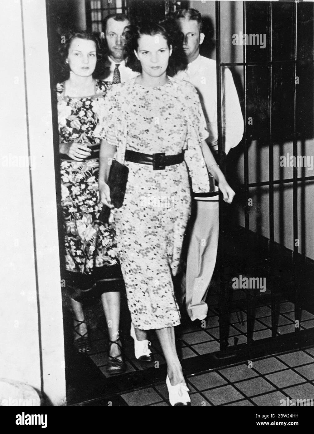 Miss Mildred Gaydon, 25-jährige Nachtclub-Zigarettenmädchen, wurde auf der Totschlag Anklage nach dem Tod Graf von Covadonga, Sohn des Ex-König von Spanien, bei diesem Autounfall in Miami, Florida verletzt gehalten. Der Graf fuhr mit Miss Gaydon, als das Auto in einen Telegrafenmast stürzte. Das Mädchen wurde später freigelassen, als eine Jury ein Urteil des zufälligen Todes einbrachte. Foto zeigt: Miss Gaydon verlässt das Gefängnis im Landkreis Dade. 12. September 1938 Stockfoto