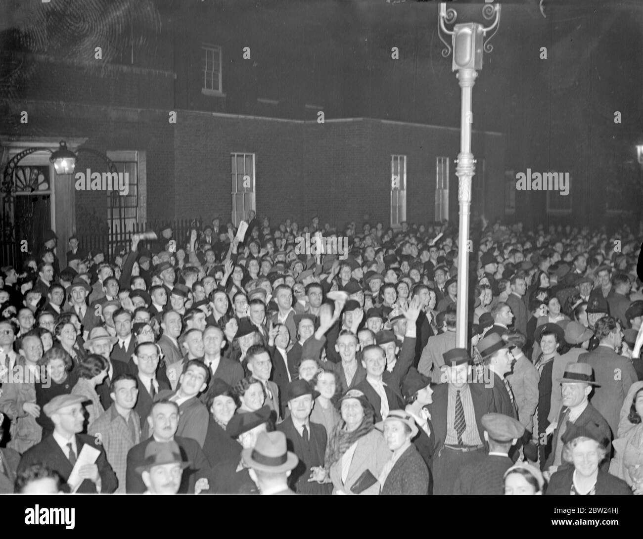 Große Menschenmengen füllten Downing Street von Seite zu Seite, während die Menschen auf Nachrichten warteten, während Hitler seine Rede auf dem Nürnberger Nazi-Parteitag hielt. Fotoserien: Die nächtlichen Menschenmassen beim Einpacken der Downing Street 12. September 1938 Stockfoto