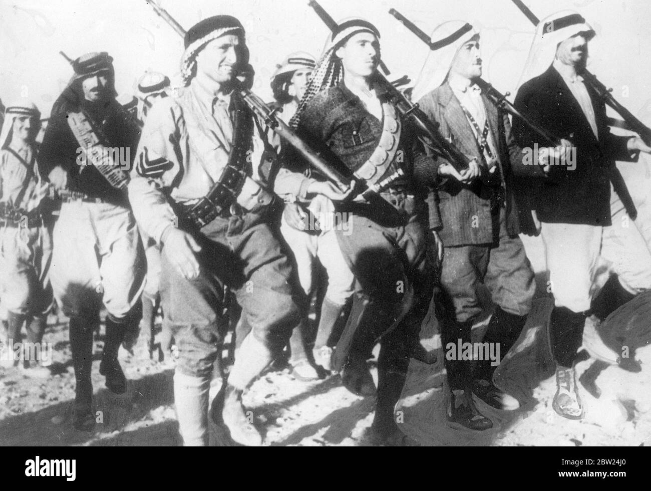 Erste Bilder jemals von arabischen Rebellen Armee gemacht. In London empfangen, als in Palästina wieder Schlachten ausbrechen. Es sind die ersten authentischen Bilder, die jemals von den arabischen Rebellen im Heiligen Land gemacht wurden, wo sie sich den britischen Behörden in ständigen kriegerischen Handlungen widersetzt haben. Die Bilder, die in London aufgenommen wurden, als britische Truppen mit Bombenangriffen erneut versuchen, einen schweren Ausbruch unter den Arabern zu verhindern, wurden am Hauptsitz von Abdul Razek aufgenommen. Der Rebellenführer ist in Palästina weithin bekannt für seinen intensiven Hass auf die Briten und seine furchtlose Kampagne gegen ihre Autorität. Das Bild Stockfoto