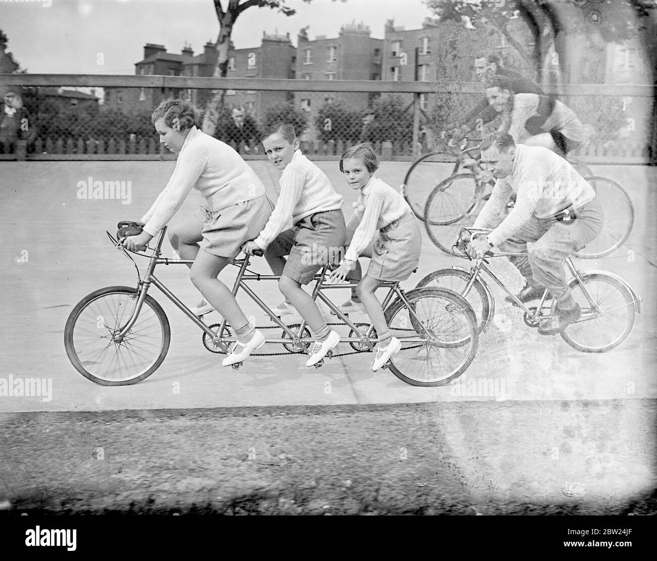 Die Kinder gehen für das AT Polytechnic Radrennen-Treffen mit. Das Polytechnic Cycling Clubs Renntreffen fand auf der Paddington Strecke statt. Der Club feiert dieses Jahr sein Diamond Jubilee. Foto zeigt, 'Lichtrelief' von Herrn W EIN Webster auf einem Miniatur-Zyklus. Er wird von seinem Sohn und seinen Töchtern Doreen, Brian und Brendan Webster, einem Dreisitzer, platziert. September 1938 Stockfoto Die Kinder gehen für das AT Polytechnic Radrennen-Treffen mit. Das Polytechnic Cycling Clubs Renntreffen fand auf der Paddington Strecke statt. Der Club feiert dieses Jahr sein Diamond Jubilee. Foto zeigt, 'Lichtrelief' von Herrn W EIN Webster auf einem Miniatur-Zyklus. Er wird von seinem Sohn und seinen Töchtern Doreen, Brian und Brendan Webster, einem Dreisitzer, platziert. September 1938 Stockfoto