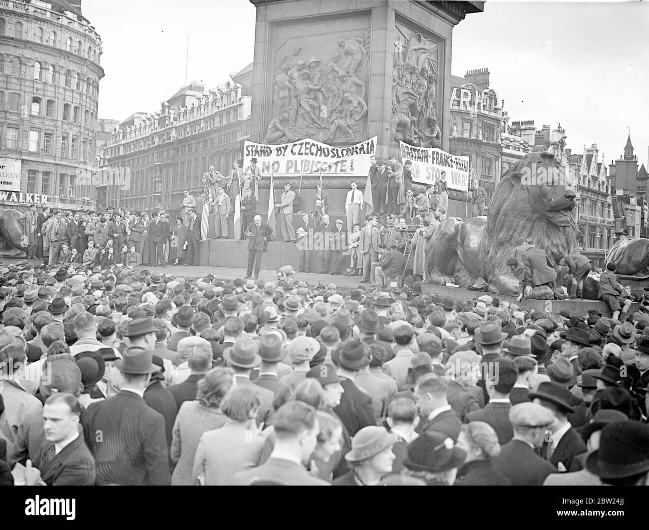 Um die Anwendung des Völkerrechts in der Tschechoslowakischen Krise zu unterstützen, versammelten sich heute Nachmittag Tausende von Menschen am Trafalgar Square in London zum Treffen der Internationalen Friedenskampagne. Das Foto zeigt EINE allgemeine Ansicht der Sitzung, während Herr Victor Gollancz die Menge anspricht. 18. September 1938 Stockfoto