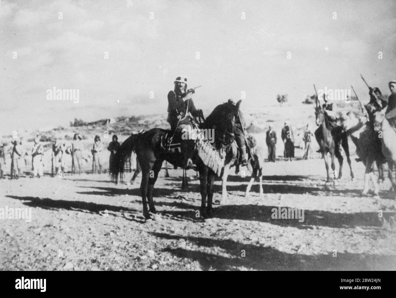 Erste Bilder jemals von arabischen Rebellen Armee gemacht. In London empfangen, als in Palästina wieder Schlachten ausbrechen. Es sind die ersten authentischen Bilder, die jemals von den arabischen Rebellen im Heiligen Land gemacht wurden, wo sie sich den britischen Behörden in ständigen kriegerischen Handlungen widersetzt haben. Die Bilder, die in London aufgenommen wurden, als britische Truppen mit Bombenangriffen erneut versuchen, einen schweren Ausbruch unter den Arabern zu verhindern, wurden am Hauptsitz von Abdul Razek aufgenommen. Der Rebellenführer ist in Palästina weithin bekannt für seinen intensiven Hass auf die Briten und seine furchtlose Kampagne gegen ihre Autorität. Das Bild Stockfoto