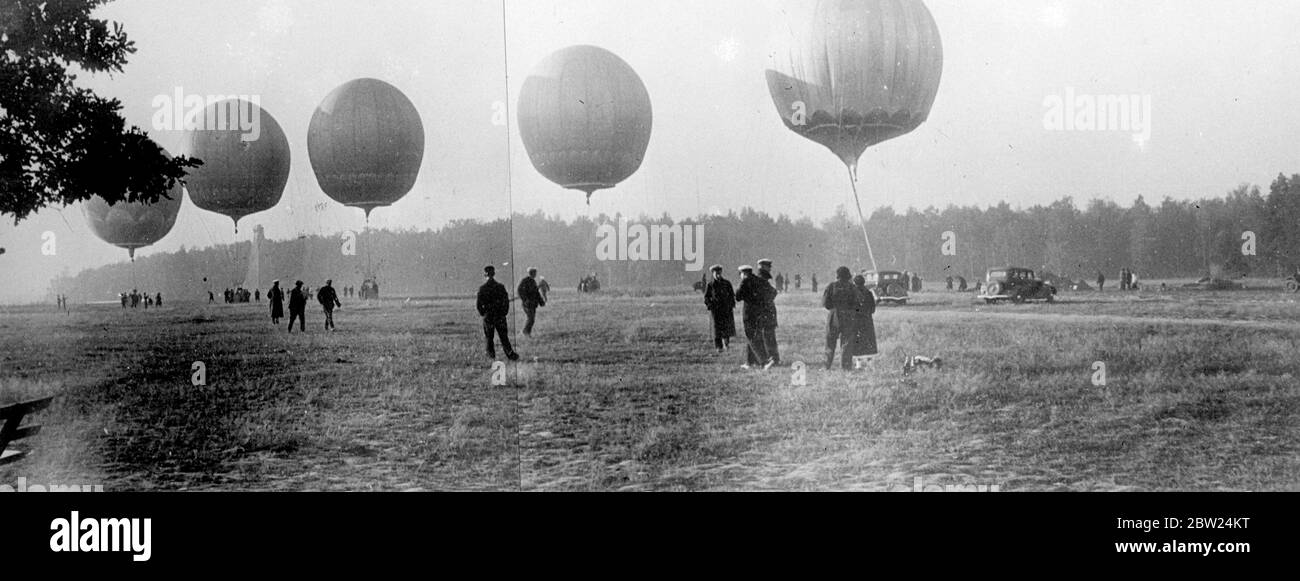 Ballon und Fallschirmspringer beginnen neue Mode in der Propagandaarbeit. Etwas Neues in der Propaganda "aus dem Himmel" demonstrierten junge sowjetische Fallschirmspringer, als sie in sechs Ballons abhoben und im Bezirk Istra (Region Moskau) mit dem Fallschirm landeten. Der Fallschirmspringer führte dann Propagandaarbeit unter den Kollektivbauern im Zusammenhang mit dem All Union Aviation Day und den Feierlichkeiten zum 20. Jahrestag des Kommunistischen Jugendbundes durch. Foto zeigt, die Ballons im Begriff, mit den Fallschirmspringern an Bord zu steigen. Bis 22. August 1938 Stockfoto