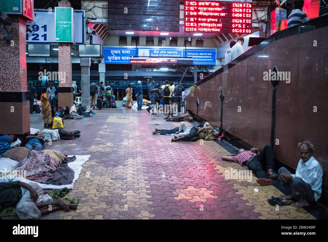 Passagiere schlafen auf dem Boden des Bahnhofs, Inda. Indian Railways. Bahnreisen. Migranten. Stockfoto