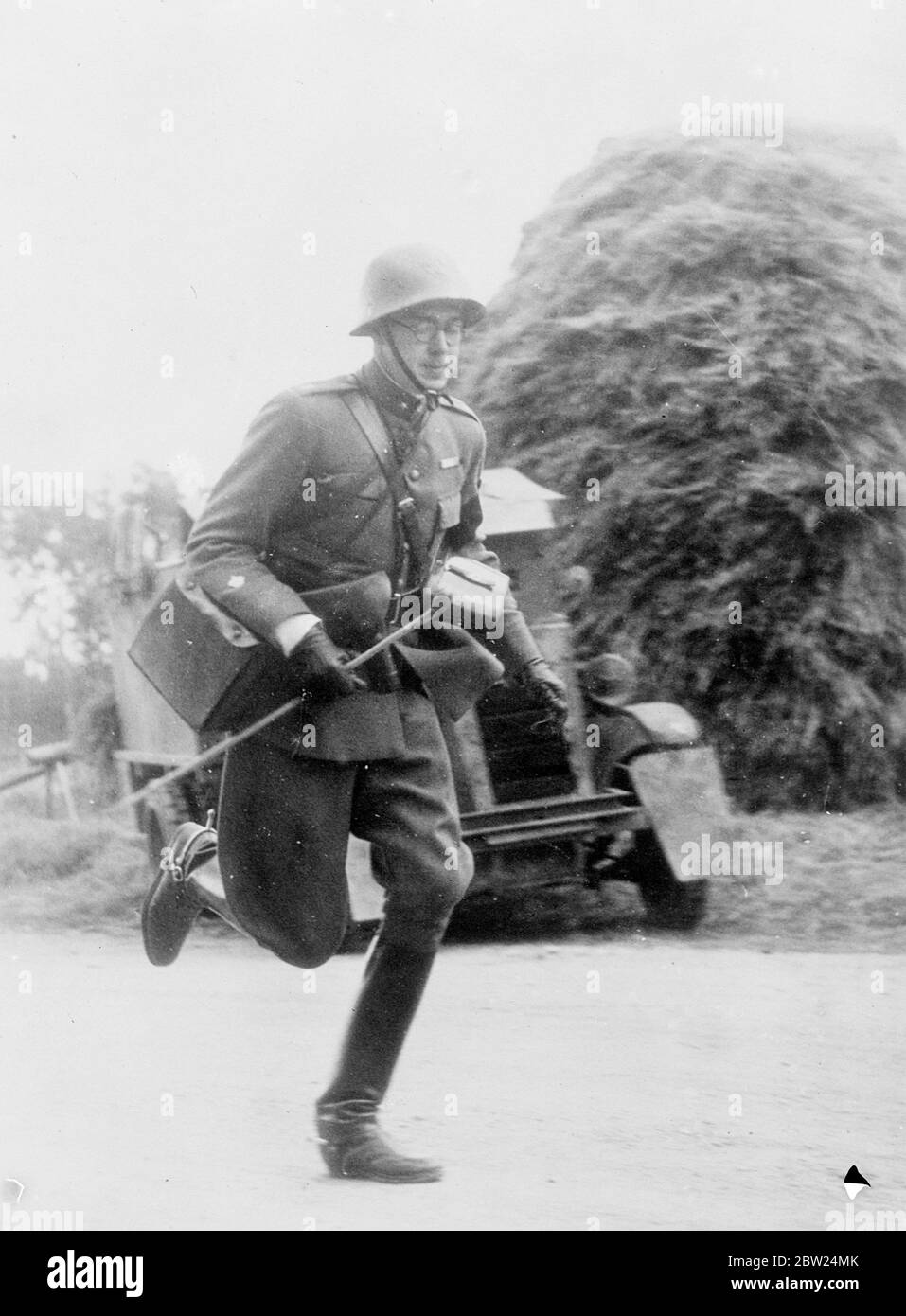 Prinz Carl Johan, jüngerer Sohn des Kronprinzen von Schweden, kommandiert eine Kavallerie-Truppe, die bei den herbstlichen Manövern der schwedischen Armee in Südschweden für schwierige Erkundungsexpeditionen eingesetzt wurde. Foto zeigt: Prinz Carl Johan läuft Hölle für Leder zu den Pferden, als seine Truppen von überlegenen Kräften angegriffen wurden. Der Prinz und seine Männer schafften es, nach einer sehr erfolgreichen Expedition gerade rechtzeitig zu entkommen. 19. September 1938 Stockfoto