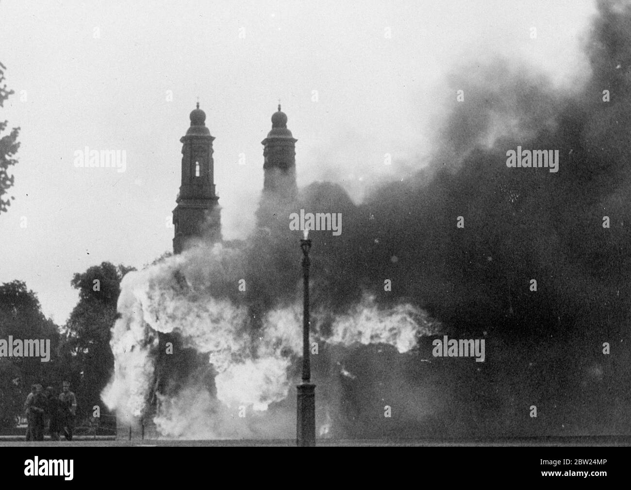 Ganz Ostschweden war bei der realistischsten Luftangriffsübung, die jemals in Schweden stattgefunden hat, völlig verdunkelt. Foto zeigt: Ein Haus, das in der Nähe der Kirche von Eskilstuna, der Stahlstadt, brennt, nachdem es bei den Manövern von einer Brandbombe getroffen wurde. September 1938 Stockfoto
