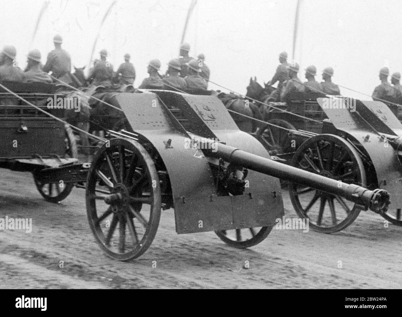 Die jüngsten Waffen- und mechanisierten Divisionen Jugoslawiens nahmen an der großen Militärbesprechung im Lager Bagnitza bei Belgrad Teil, die als Teil der Feier zum 15. Geburtstag des Jungen Königs Peter II. Organisiert wurde Auch Prinz Paul und das jugoslawische Kabinett nahmen Teil. Foto zeigt: Artilleriebatterien in der Parade. September 1938 Stockfoto