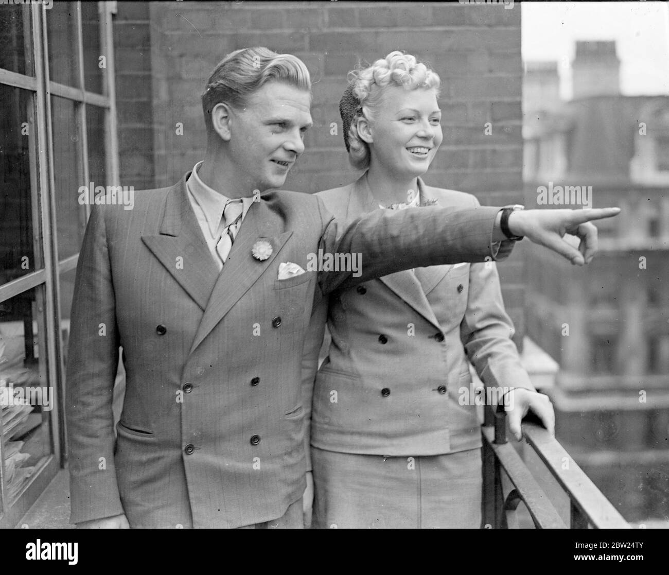 Zwei junge Sänger mit Fernweh besuchen London. Rudolf Boilsson, Sner und Rigmer Skeaning, ein hübscher blonder Sopran, zwei Lichtoper-Sänger aus Kopenhagen, sind in London angekommen. Jeremy Auslandsreisen, um eine Fernweh und Lust auf Abenteuer zu befriedigen. September 1938 Stockfoto