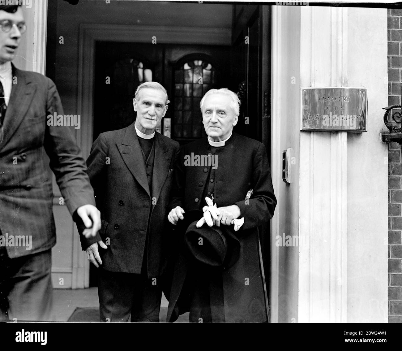 Klerus Anrufer vor der japanischen Botschaft, Protest gegen Canton Bombardierung. Eine Partei des Klerus unter der Führung des Kanons Donaldson rief die japanische Botschaft auf dem Portman-Platz an, um gegen die Bombardierung von Zivilisten in Kanton zu protestieren. Neben Canon Donaldson gab es die Rev. E J T Bagnall, der London Free Church Federation, die Rev. H Cuthbertson und Mr. C D Clagg. Die Partei sah den ersten Sekretär der Botschaft. Eine weitere Deputation der Klerus vertreten verschiedene Konfessionen ist, an der Botschaft in zwei Wochen anrufen. Foto zeigt, LRev H Cuthbertson (rechts), im Gespräch mit der Rev E J T Bagnall , Stockfoto