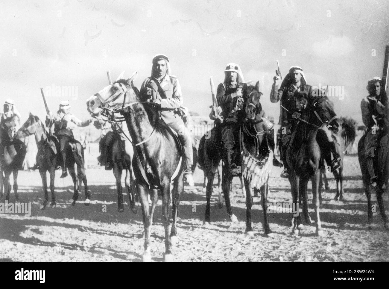 Erste Bilder jemals von arabischen Rebellen Armee gemacht. In London empfangen, als in Palästina wieder Schlachten ausbrechen. Es sind die ersten authentischen Bilder, die jemals von den arabischen Rebellen im Heiligen Land gemacht wurden, wo sie sich den britischen Behörden in ständigen kriegerischen Handlungen widersetzt haben. Die Bilder, die in London aufgenommen wurden, als britische Truppen mit Bombenangriffen erneut versuchen, einen schweren Ausbruch unter den Arabern zu verhindern, wurden am Hauptsitz von Abdul Razek aufgenommen. Der Rebellenführer ist in Palästina weithin bekannt für seinen intensiven Hass auf die Briten und seine furchtlose Kampagne gegen ihre Autorität. Das Bild Stockfoto