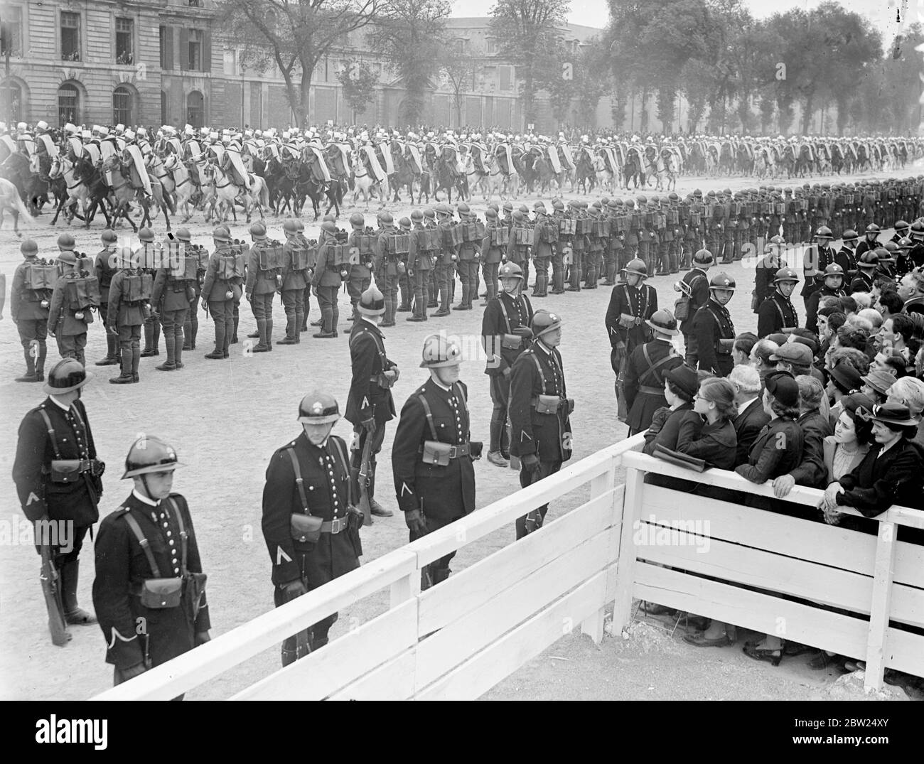 König sieht die Macht der französischen Armee bei der Parade in Versailles. Der König, begleitet von Präsident Lebrun, begutachtete über 40,000 Männer der französischen Armee, einschließlich Kavallerie, mechanisierte und koloniale Abteilungen, bei einer Parade zu seinen Ehren in Versailles, Paris. Während einer Überprüfung flogen 600 Flugzeuge über die Decke. Nach der Überprüfung. Der König war Ehrengast bei einem Mittagessen im Spiegelsaal des ChÃ¢teau von Versailles. Foto zeigt, massiert koloniale Kavallerie in der Rezension. 21 Juli 1938 Stockfoto