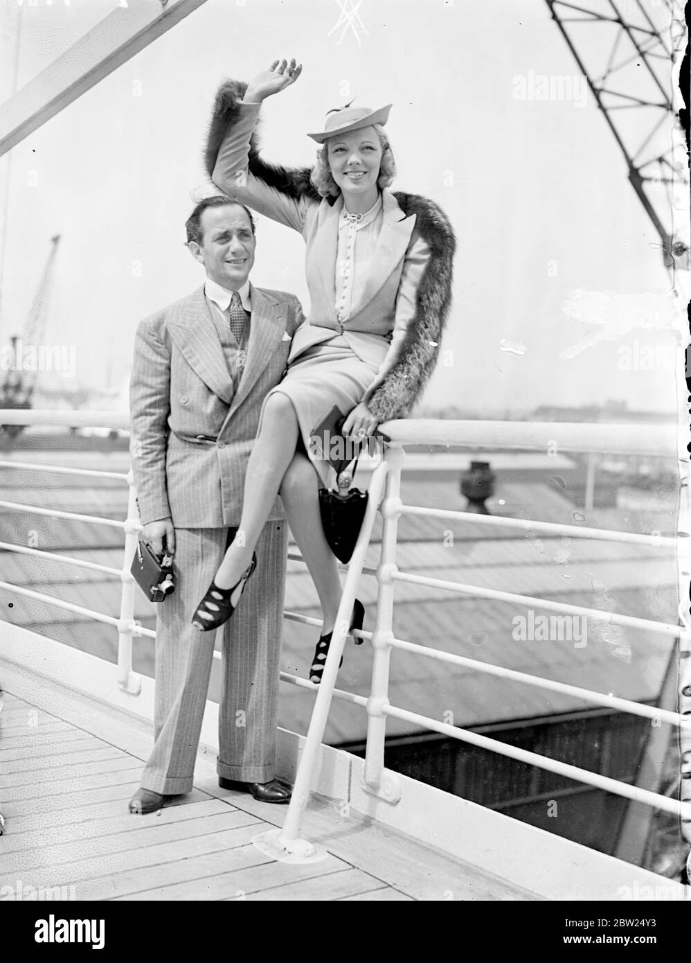 Harry Roy und seine Frau aus Südamerika. Harry Roy, der Bandleader, und seine Frau, die ehemalige "Princess Pearl" Tochter des weißen Rajah of Sarawak, kamen nach Harry Roys Südamerika-Tournee mit seiner Band auf dem Liner "Asturias" in Southampton an. Foto zeigt Harry Roy und seine Frau bei der Ankunft in Southampton. Bis 15. August 1938 Stockfoto