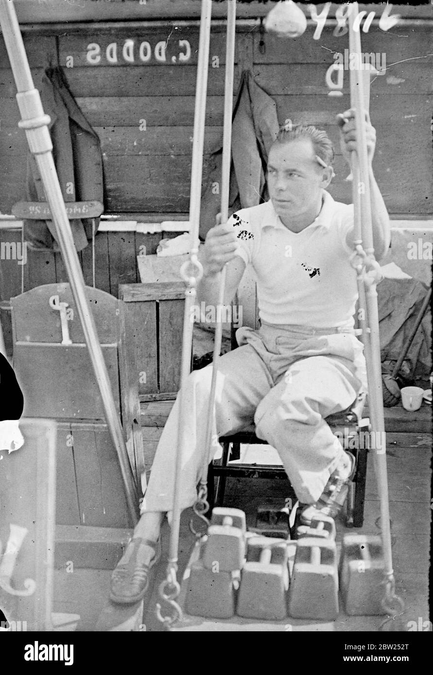 Rettet vier Menschen vor Ertrinken, verliert aber die Urlaubsaufnahme. Als er vier Menschen vor dem Ertrinken in Westcliffe on Sea, Essex, rettete, verlor George Dodds, 24 Jahre alter Besitzer, seine Hose und die Tagespauste, was dreißig Schillinge betrug. Zwei Mädchen, Phyllis Honeyman (12) und Brenda Dolks (10), geriet in Schwierigkeiten. Frau Honeymoon, 40 Jahre alte Witwe und Mutter von Phyllis, und Herr Dolks, ein Nichtschwimmer, haben sich zu ihrer Hilfe begibt. Aber Herr Dodds rettete sie alle. Das Foto zeigt, Herr george Dodds, der Retter "wiegt die Dinge auf" und scheint sich zu fragen, ob es sich gelohnt hat. 31 Juli 1938 Stockfoto