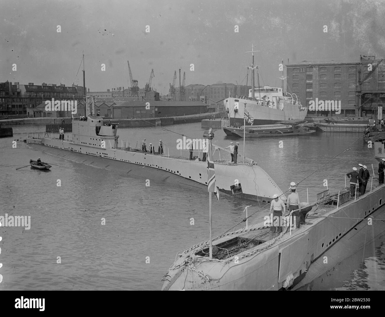 U-Boote kommen in London Docks an, um von einem Offizier der Handelsmarine inspiziert zu werden. Die U-Boote HMS Otway und HMS Osiris (N67) sind in Shadwell Dock, london angekommen, wo sie für die Inspektion durch Offiziere der Handelsmarine geöffnet sein werden. Der Besuch wird bis Donnerstag dauern. Es wurde festgestellt, dass die Admiralität beschlossen hat, eine Ausbildung in der Waffenkunst zu machen, vor allem in der praktischen Instandhaltung und Brandkontrolle von Waffen, die wahrscheinlich während des Krieges in Handelsschiffen eingebaut werden, Für Offiziere der Handelsmarine, die die fünf Sitzungen des ursprünglichen Kurses zur Verteidigung der Handelsmarine absolviert haben. Foto zeigt, die sub Stockfoto