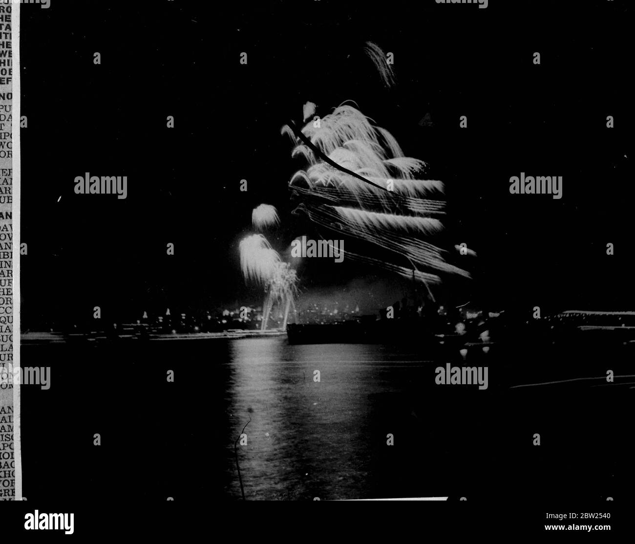 Sydney eine Stadt der Lichter, während Australien Geburtstag feiert. Feuerwerk und Scheinwerfer, die sich in einer nächtlichen Szene von hinreißender Schönheit zu einem venezianischen Karneval in Sydney, New South Wales, zum 150. Jahrestag der ersten weißen Kolonisation Australiens, zusammenfanden. Februar 15 Stockfoto