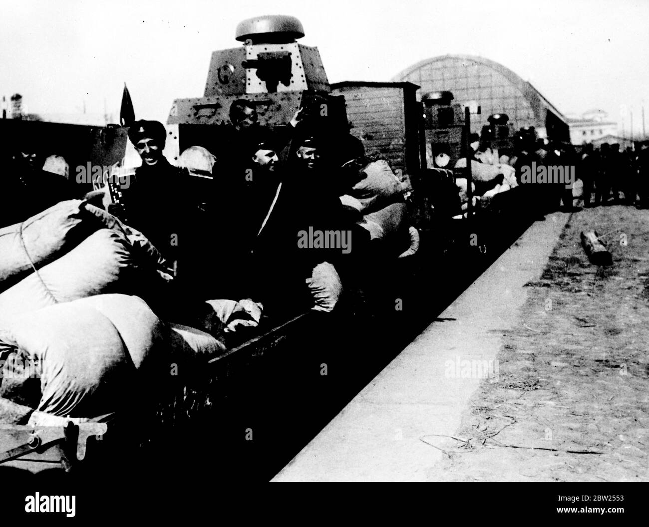 Große sowjetische und japanische Schlacht noch im Gange, Moskau behauptet Rückeroberung der strategischen Hügel. Ein Kampf zwischen sowjetischen und japanischen Truppen, der die schwersten Folgen haben kann, wird berichtet, daß er noch im Gange ist am strategischen Hügel von Changkufeng an der Sowjetisch-Manchukuo Grenze. Ein in Moskau ausgestellter Beamter gibt bekannt, dass sowjetische Truppen einen Gegenangriff gestartet haben und es gelungen ist, den Hügel zurückzuerobern, von dem die Japaner sie am Sonntag vertrieben hatten. communiquÃ© Es wird behauptet, dass die Japaner wurden aus dem sowjetischen Gebiet mit 400 Toten und dem Verlust von 5 Kanonen, sowjetische Opfer ausgestoßen Stockfoto