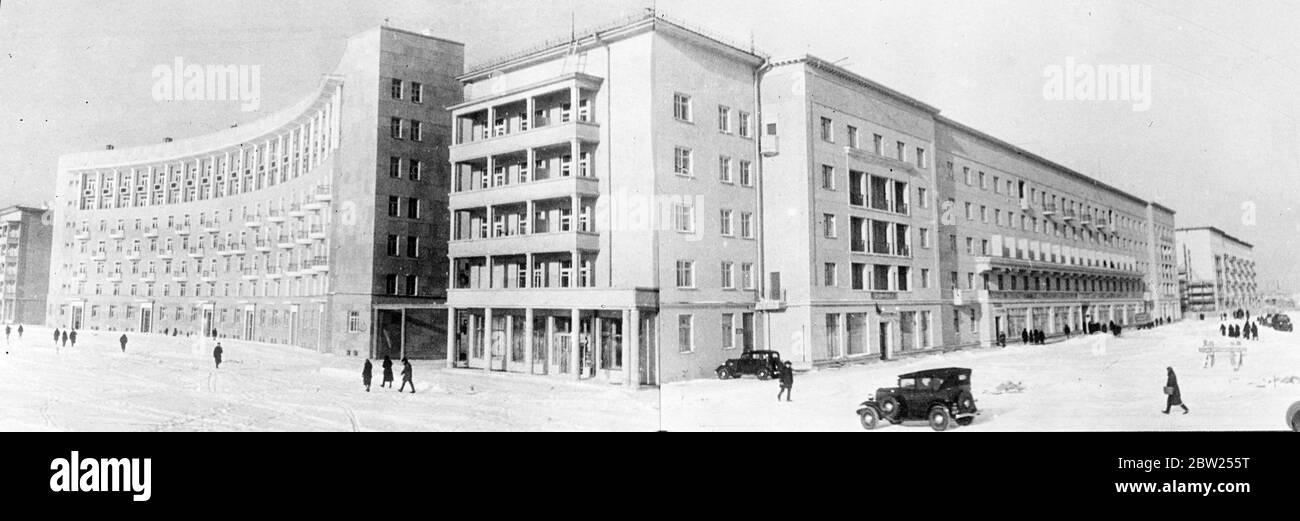 Riesige Wohnblock, um die russischen Automobilbauer zu beherbergen. Ein riesiger neuer Block von Arbeiterwohnungen wurde kürzlich in Gorki, dem Zentrum der Autoindustrie in Sowjetrussland, fertiggestellt. Die Wohnungen, die von modren Design sind, wurden aus einem speziellen Fonds für die Arbeiter des Molotov Automobile Werk zu beherbergen gebaut. 11 Februar 1938 Stockfoto