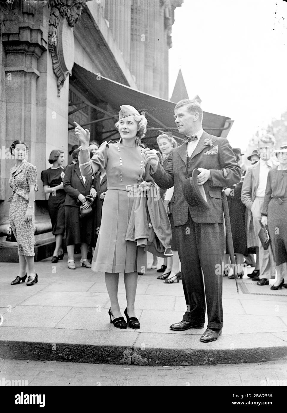 'miss Oxford Street' gewählt, weltweit erster Einkaufsführer. Miss Patricia wurde auf dem Dachgarten von Selfridge's zur 'miss Oxford Street' gewählt. Es wird ihre Pflicht sein, zu patrouillieren, Oxford Street in einer ordentlichen Uniform zum Zweck der Beantwortung von Fragen zum Einkaufen und geben so viel Hilfe und Beratung für die Shopping-Öffentlichkeit wie möglich.. Oxford Street ist die erste Durchgangsstraße der Welt, die den Service für ihre Kunden, viele Händler Kern in der Idee zu betreiben. August 1938 Stockfoto