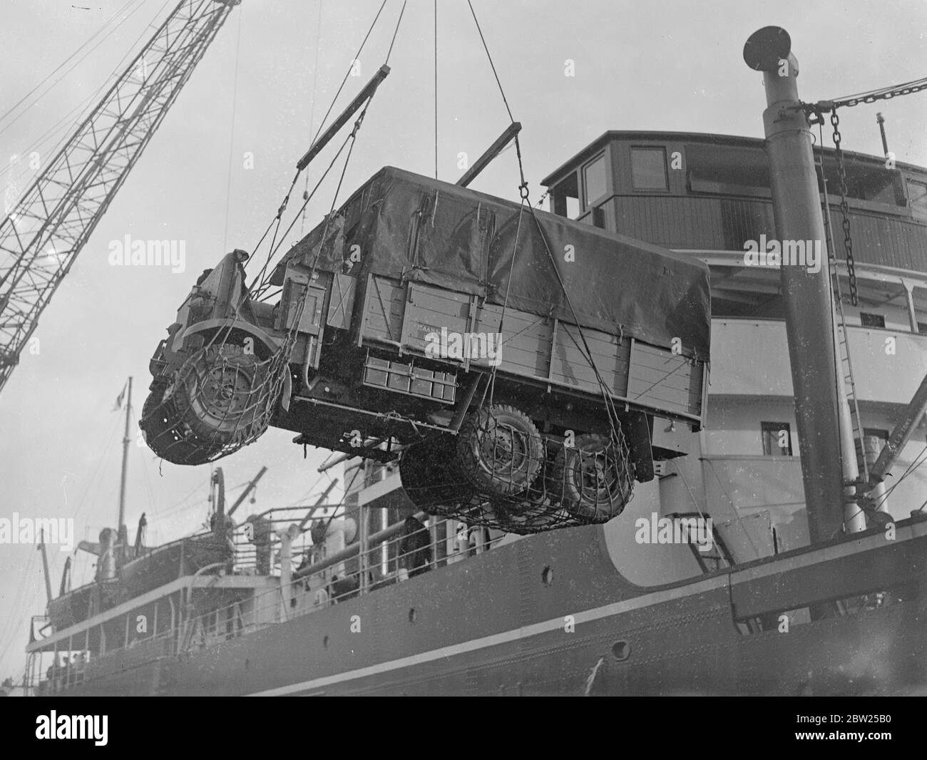 Armee Lastwagen und Munition nach Ägypten verschifft. Tausend Tonnen Munition, etwa 10 Luftwaffenabwehrwaffen und eine Reihe von Militärlastwagen, weniger Southampton am Tag 'Itinda' für Ägypten. Februar 1938 Stockfoto