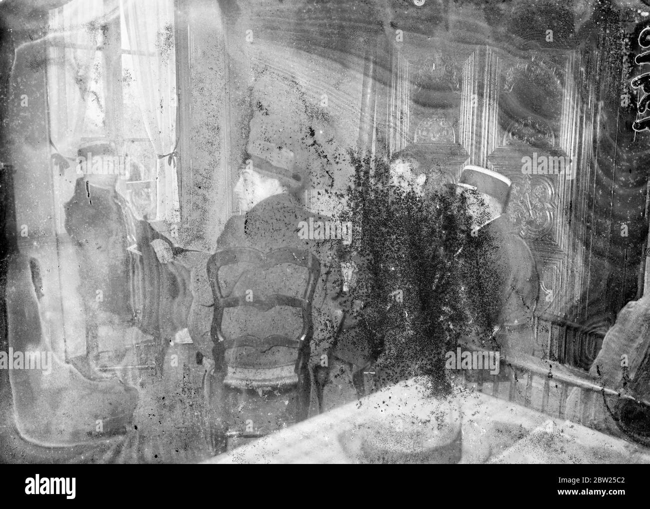 Garten der "Roten Villa" in Chevreuse bei Versailles ausgegraben auf der Suche nach Körper von Rochumil Rychnowsky, verloren tschechisch amerikanisch. Foto zeigt Bernardi de Sigoyer unter dem Verdacht, den tschechischen Amerikaner zu ermorden und seinen Körper zu begraben. Er wird 3. Von links gezeigt, während die Suche von Polizei und Detektiven bewacht wurde. Stockfoto