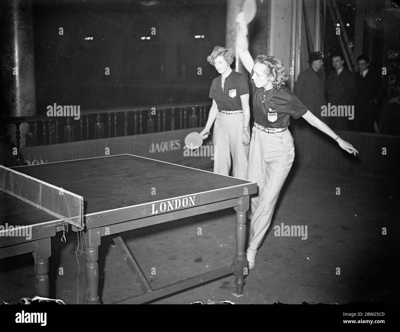 Amerikanische Spielerinnen bei den Tischtennis-Weltmeisterschaften in London. Die Tischtennis-Weltmeisterschaften haben in der Royal Albert Hall in London eröffnet. Es gibt eine starke ausländische Vertretung. Foto zeigt, Mildred Wilkinson aus USA (nächste Kamera) in Aktion mit Frau C Harrison , aus USA. 24. Januar 1938 Stockfoto