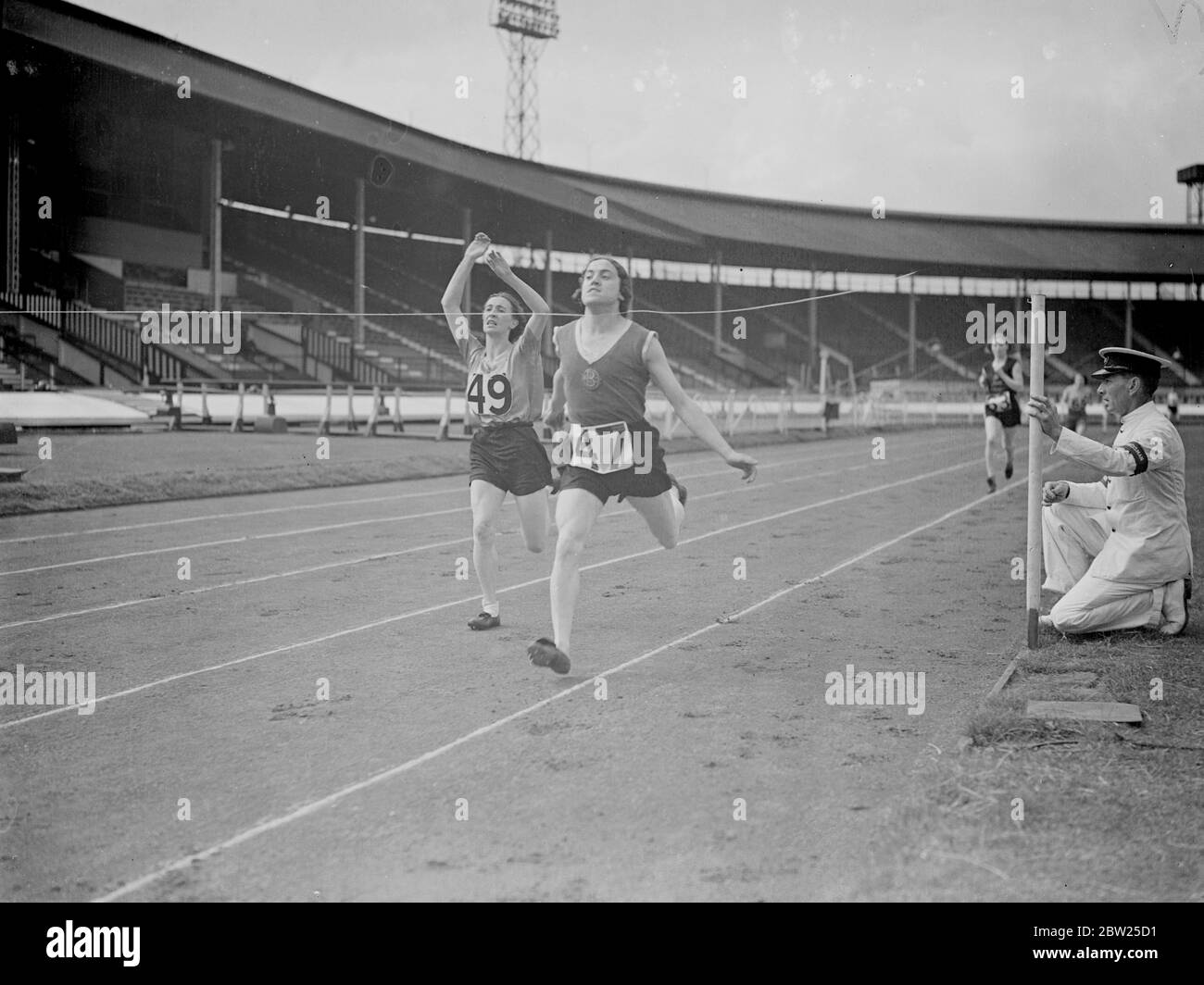 Sportlerinnen treten in der Weißen Stadt an Meisterschaften an. Die Amateur Athletic Association Championships der Frauen fanden in der White City, London, statt. Zweihundert Teilnehmer nahmen Teil. Foto zeigt, M Halstead (Bolton United Harries, 47) gewann die 800 Meter von O Hall, G E C Magnet Harriers. Juli 1938 Stockfoto