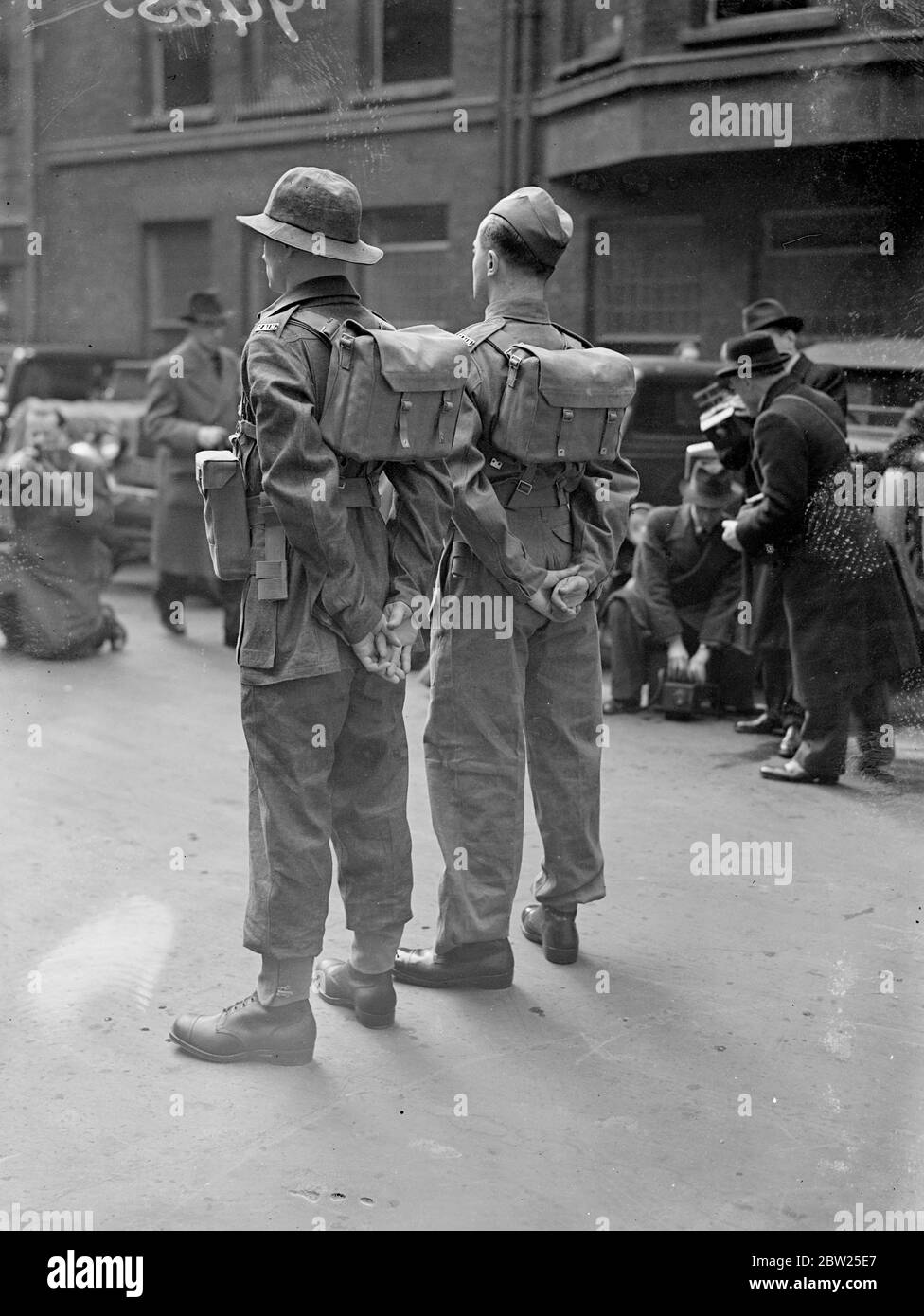 Army's experimentelle Kleidung in London zu sehen. Die experimentelle Gestaltung von Bekleidung für aktiven Dienst und Training, die in diesem Jahr Gegenstand von Versuchen der Armee sein soll, war im Central London Recruiting Depot, Great Scotland Yard, Whitehall zu sehen. Die Ausrüstung wurde mit dem Ziel entwickelt, das Gewicht des Soldaten so weit wie möglich zu verringern und die Mechanisierung und die neuen Waffen, die eingeführt wurden, zu berücksichtigen. Foto zeigt, eine Rückansicht der beiden Uniformen. März 1938 Stockfoto