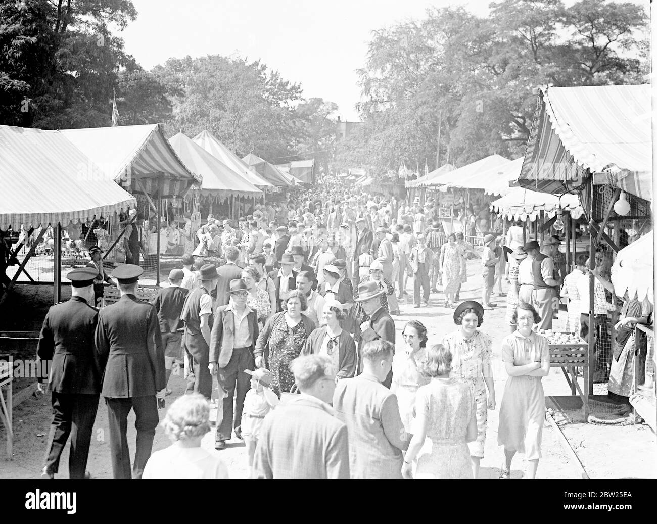 Die Massen an Feiertagen auf Hampstead Heath. Teil der großen Menge von Bank Holiday Machern, die sich auf der Messe in Hampstead Heath amüsiert haben. August 1938 Stockfoto