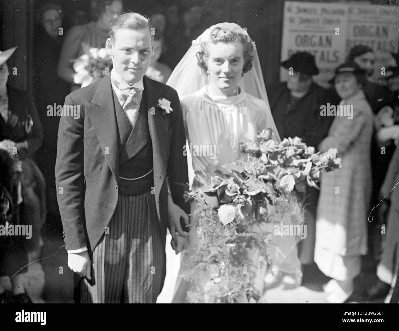 Der 21-jährige Lord St Davids hat in der Picadilly Church ein australisches Mädchen vermählt. Der 21-jährige Lord St Davids war mit Miss Doreen Jewett verheiratet, der einzigen Tochter von Capt und Mrs Arthur Jewett aus Toorak, Melbourne, in der St. James's Church, Piccadilly. Lord St Davids ist kürzlich der Titel auf den Tod seines Vaters gelungen. Die Braut trug ein klassisches Kleid aus Elfenbein Satin mit einem Schildkrötenschleier. Es gab zwei Brautjungfern, die Cousine der Braut, Miss Eva d'Orbar, und die Hon Lelgarde Philipps, der Bräutigam, Schwester. Foto zeigt, die Braut und Bräutigam verlassen nach der Zeremonie 5. Mai 1938 Stockfoto