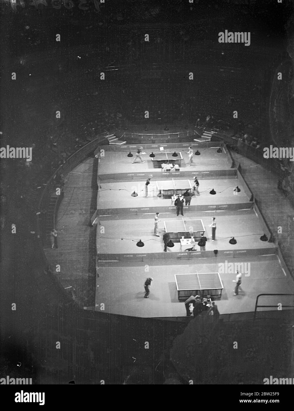 Tschechische Meisterin bei Tischtennis-Weltmeisterschaften in London. Die Tischtennis-Weltmeisterschaften haben in der Royal Albert Hall in London eröffnet. Es gibt eine starke ausländische Vertretung. Foto zeigt, eine Übersicht des Wettbewerbs. 24. Januar 1938 Stockfoto