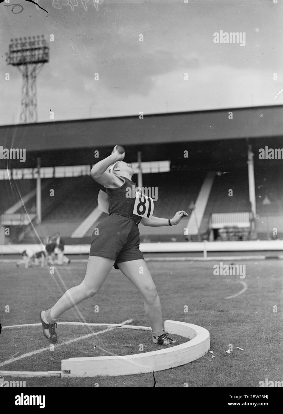 Sportlerinnen treten in der Weißen Stadt an Meisterschaften an. Die Amateur Athletic Association Championships der Frauen fanden in der White City, London, statt. Zweihundert Teilnehmer nahmen Teil. Foto zeigt, Bevis Reid von Mitcham Athletic Club setzt einen neuen Rekord von 37 Fuß in der Shotput. Juli 1938 Stockfoto