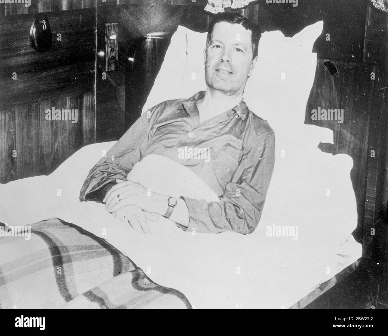 Der schwedische Kronprinz wurde ins Krankenhaus gebracht, als er in Amerika eintrifft, um an den Feierlichkeiten teilzunehmen. Nach der Überquerung des Atlantiks wurde Kronprinz Gustav Adolf von Schweden durch Krankheit daran gehindert, am schwedischen Jubiläumsprogramm in Wilmington, Delaware, teilzunehmen. Kronprinz Gustav Adolf ging nach Amerika, um an der Zeremonie teilzunehmen, an der Präsident Roosevelt teilnahm, aber eine schwere Nierenerkrankung veranlasste ihn, sofort nach seiner Ankunft ins Krankenhaus gebracht zu werden. Foto zeigt Kronprinz Gustav Adolf im Bett an Bord des Schiffes "Kungsholm", in dem er den Atlantik überquerte. Juli 1938 Stockfoto